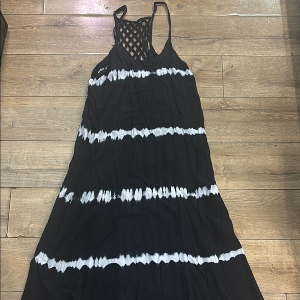 Elegant Black and White Maxi Dress